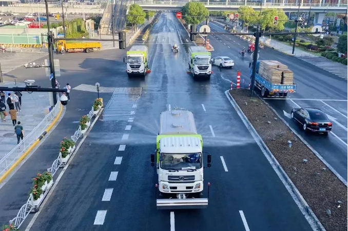 路面見本色丨米蘭·(milan)中國官方網(wǎng)站環(huán)境新能源環(huán)衛(wèi)裝備服務(wù)上海進(jìn)博會(huì)！